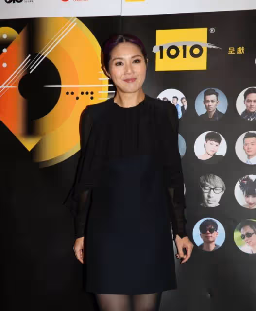 辣媽連衣裙搭配黑色絲襪，楊千嬅的少婦風味，網友：有氣質