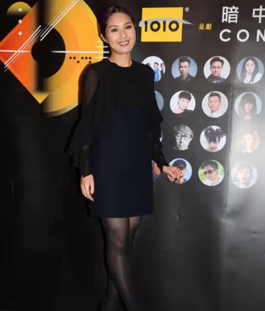 辣媽連衣裙搭配黑色絲襪，楊千嬅的少婦風味，網友：有氣質