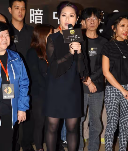 辣媽連衣裙搭配黑色絲襪，楊千嬅的少婦風味，網友：有氣質