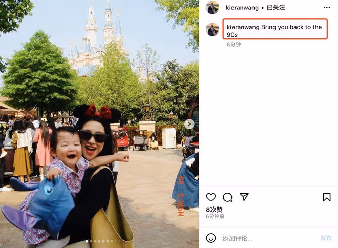 朱珠一家迪士尼度假，爸爸坐在地上陪玩，母女倆露同款梨渦超治癒
