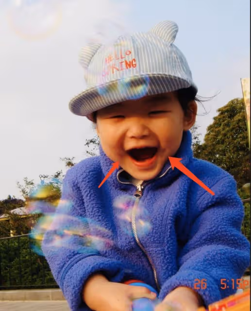 朱珠一家迪士尼度假，爸爸坐在地上陪玩，母女倆露同款梨渦超治癒