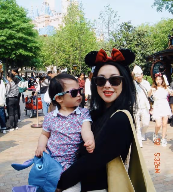朱珠一家迪士尼度假，爸爸坐在地上陪玩，母女倆露同款梨渦超治癒