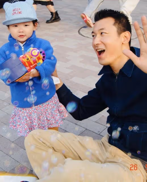 朱珠一家迪士尼度假，爸爸坐在地上陪玩，母女倆露同款梨渦超治癒