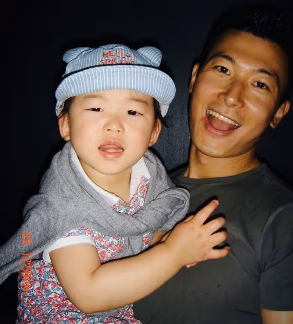 朱珠一家迪士尼度假，爸爸坐在地上陪玩，母女倆露同款梨渦超治癒