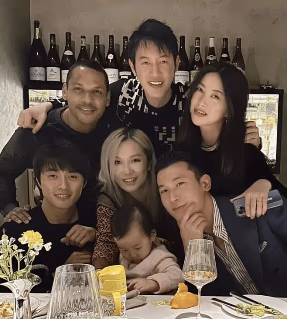 朱珠一家迪士尼度假，爸爸坐在地上陪玩，母女倆露同款梨渦超治癒