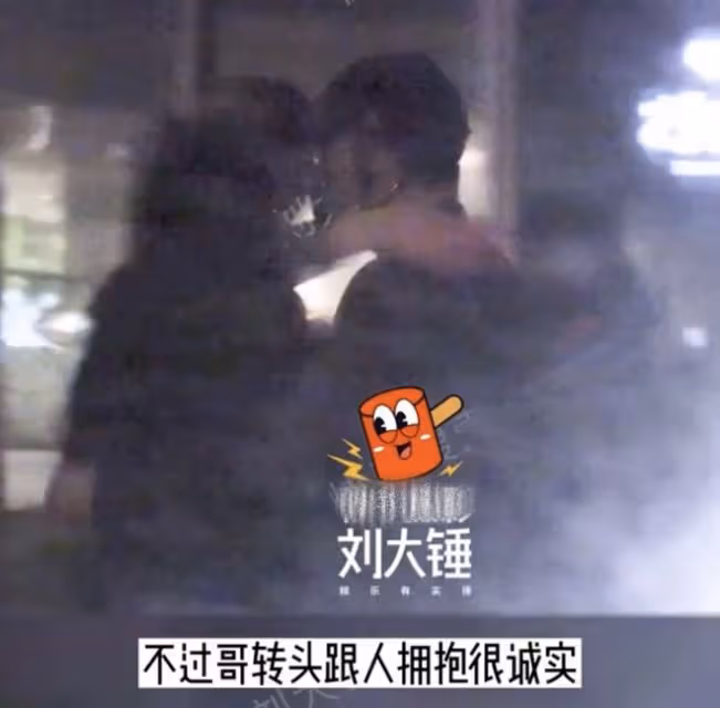 大佬聚會！67歲陳寶國攜妻現身氣色差，59歲張涵予穿皮衣精神奕奕