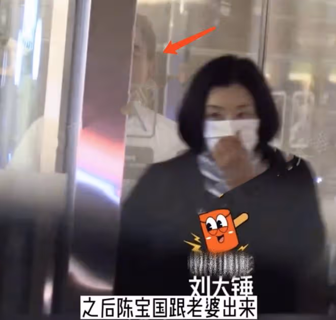 大佬聚會！67歲陳寶國攜妻現身氣色差，59歲張涵予穿皮衣精神奕奕