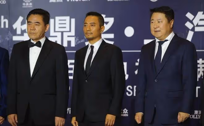 大佬聚會！67歲陳寶國攜妻現身氣色差，59歲張涵予穿皮衣精神奕奕