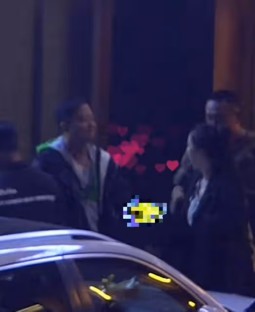 董璇新戀情疑曝光！與大齡男當街牽手擁抱滿臉嬌羞，剛結束姐弟戀