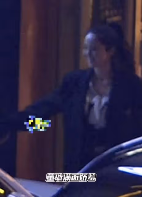 董璇新戀情疑曝光！與大齡男當街牽手擁抱滿臉嬌羞，剛結束姐弟戀