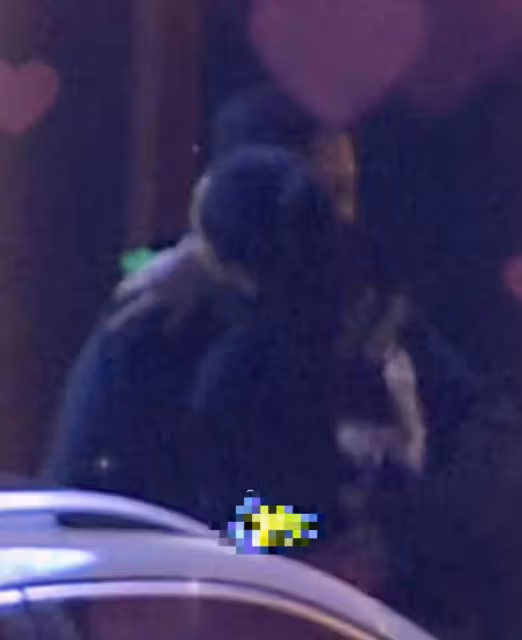 董璇新戀情疑曝光！與大齡男當街牽手擁抱滿臉嬌羞，剛結束姐弟戀