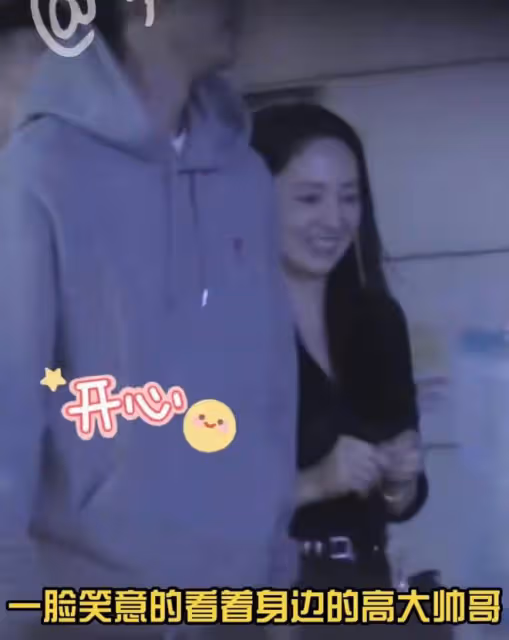 董璇新戀情疑曝光！與大齡男當街牽手擁抱滿臉嬌羞，剛結束姐弟戀