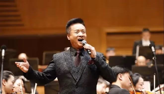 66歲閻維文：酒量過人，豪飲五糧液，桌子上還擺著不知名的高檔酒