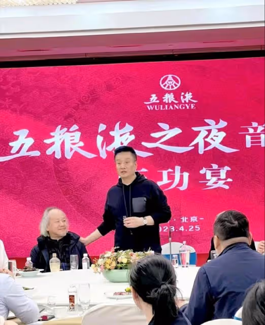 66歲閻維文：酒量過人，豪飲五糧液，桌子上還擺著不知名的高檔酒