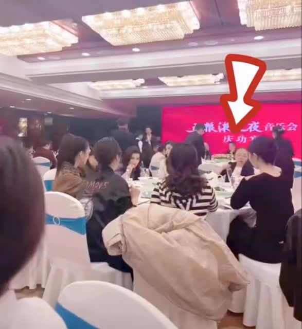66歲閻維文：酒量過人，豪飲五糧液，桌子上還擺著不知名的高檔酒