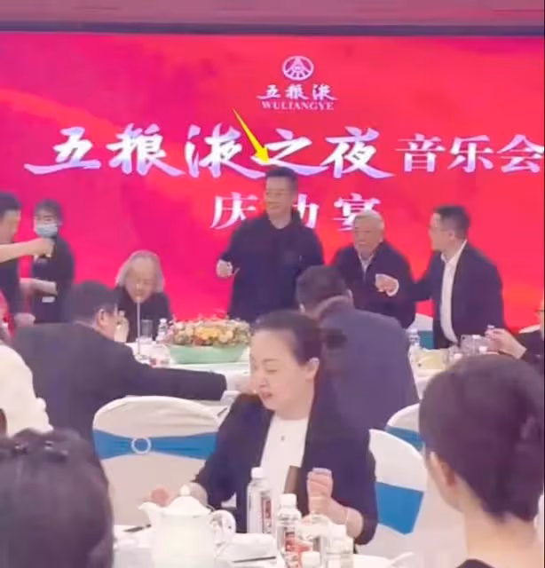 66歲閻維文：酒量過人，豪飲五糧液，桌子上還擺著不知名的高檔酒