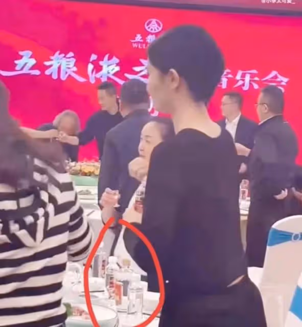 66歲閻維文：酒量過人，豪飲五糧液，桌子上還擺著不知名的高檔酒