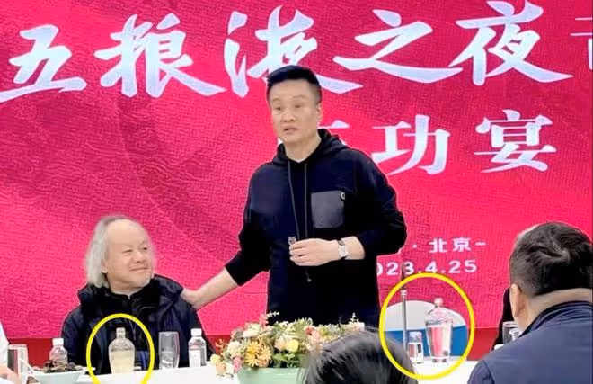 66歲閻維文：酒量過人，豪飲五糧液，桌子上還擺著不知名的高檔酒