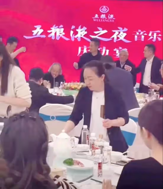 66歲閻維文：酒量過人，豪飲五糧液，桌子上還擺著不知名的高檔酒