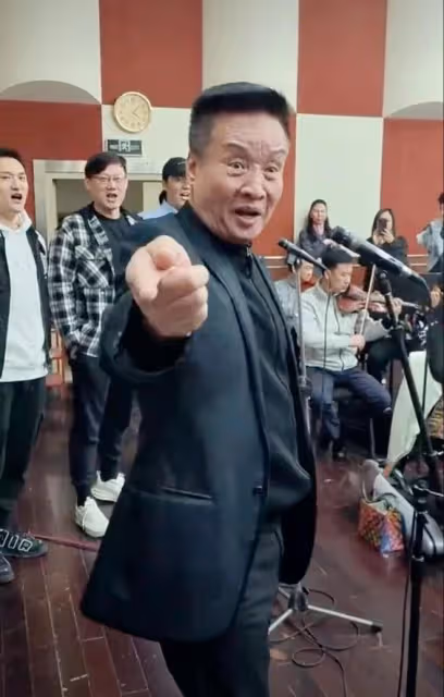 66歲閻維文：酒量過人，豪飲五糧液，桌子上還擺著不知名的高檔酒