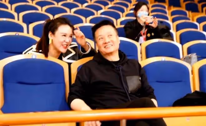 66歲閻維文：酒量過人，豪飲五糧液，桌子上還擺著不知名的高檔酒