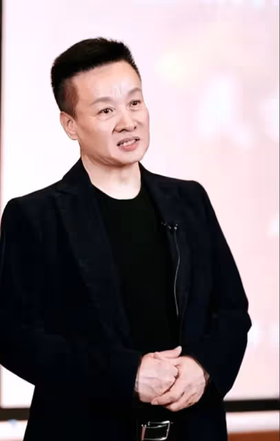 66歲閻維文：酒量過人，豪飲五糧液，桌子上還擺著不知名的高檔酒