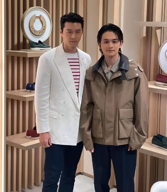 孫藝珍產後復工，穿經典白襯衫搭配牛仔褲秀長腿，露出標緻甜笑