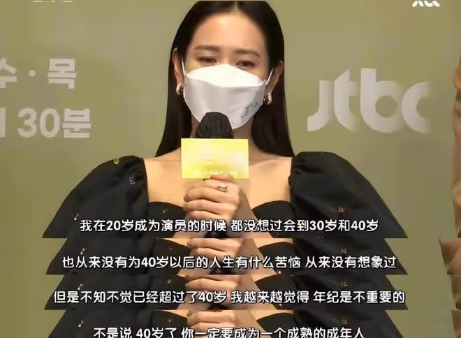 孫藝珍產後復工，穿經典白襯衫搭配牛仔褲秀長腿，露出標緻甜笑