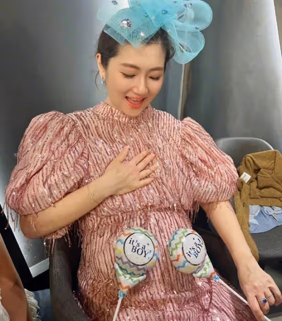 Selina懷孕5個月現身，穿藍色長裙遮孕肚，笑著分享當孕媽的幸福