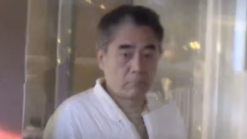 大佬深夜聚會！67歲陳寶國攜妻同行氣色差，59歲張涵予穿皮衣精神奕奕