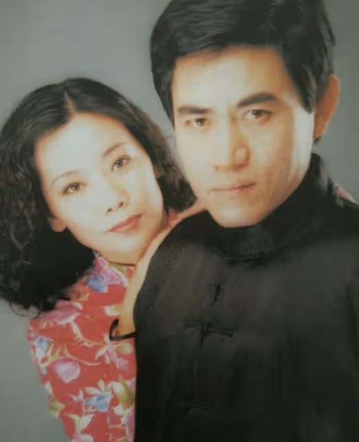 大佬深夜聚會!67歲陳寶國攜妻同行氣色差,59歲張涵予穿皮衣精神奕奕