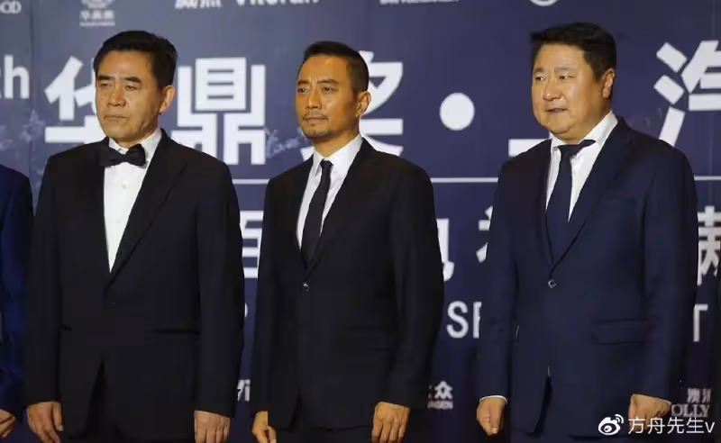 大佬深夜聚會！67歲陳寶國攜妻同行氣色差，59歲張涵予穿皮衣精神奕奕