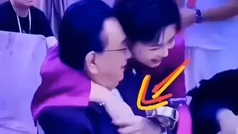 76歲侯耀華艷福不淺，參加晚宴與美女摸手、貼臉，全程好開心！
