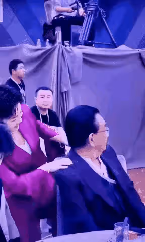 76歲侯耀華艷福不淺,參加晚宴與美女摸手、貼臉,全程好開心!
