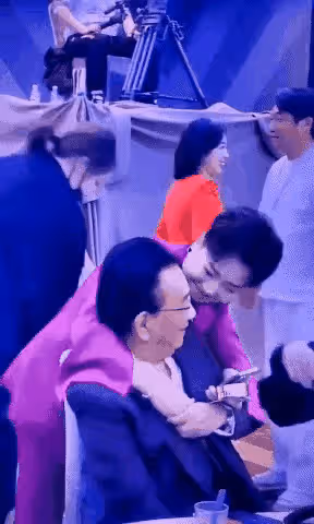 76歲侯耀華艷福不淺,參加晚宴與美女摸手、貼臉,全程好開心!