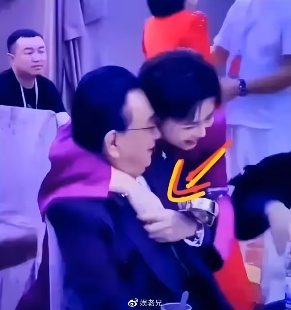 76歲侯耀華艷福不淺,參加晚宴與美女摸手、貼臉,全程好開心!