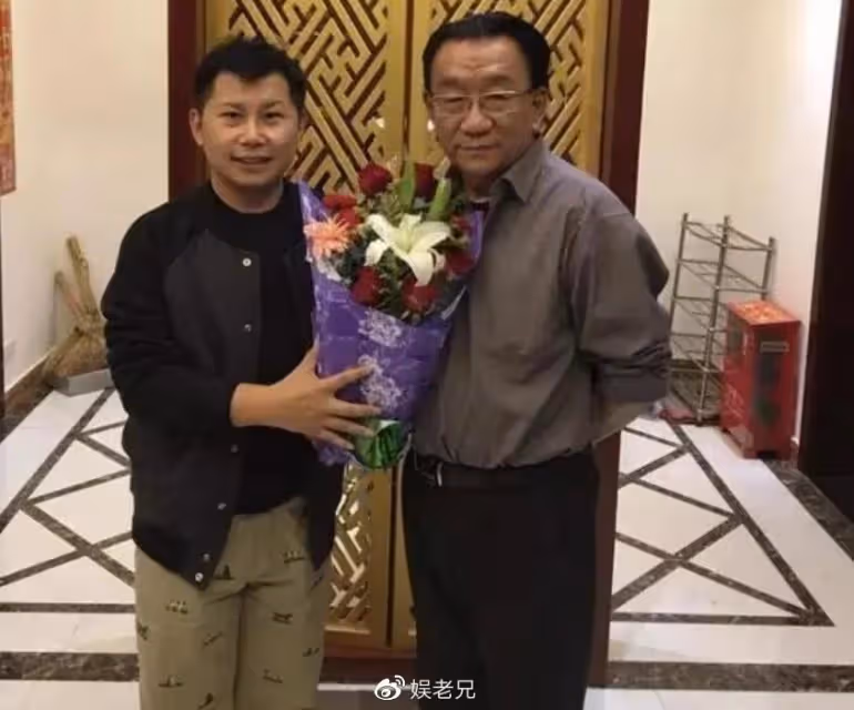 76歲侯耀華艷福不淺,參加晚宴與美女摸手、貼臉,全程好開心!