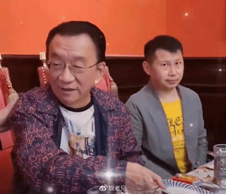 76歲侯耀華艷福不淺,參加晚宴與美女摸手、貼臉,全程好開心!