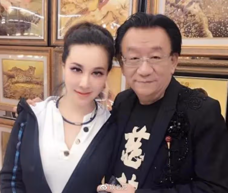 76歲侯耀華艷福不淺,參加晚宴與美女摸手、貼臉,全程好開心!