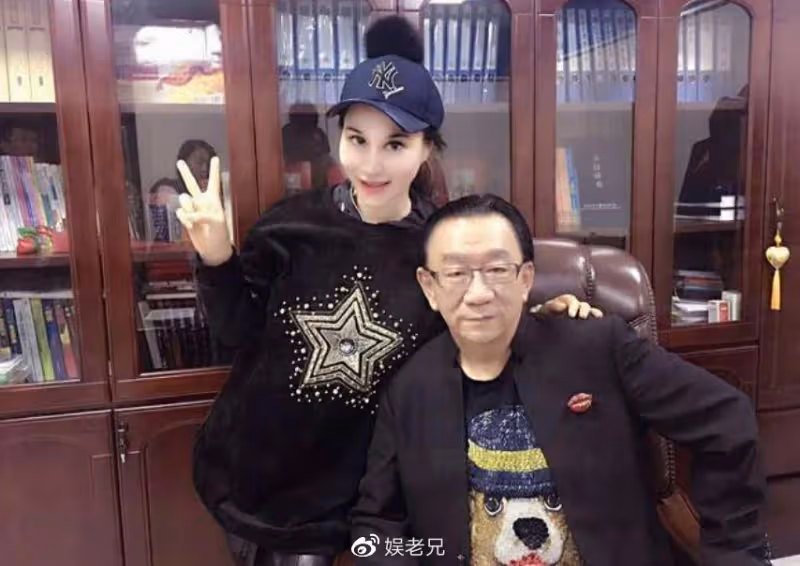 76歲侯耀華艷福不淺,參加晚宴與美女摸手、貼臉,全程好開心!