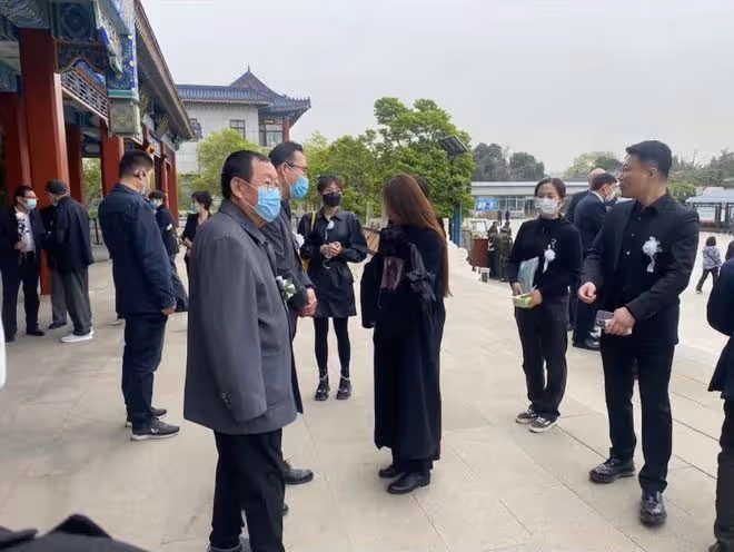 朱迅86歲母親去世,朱迅手捧遺像為母親送別,蓬頭垢面流淚太憔悴