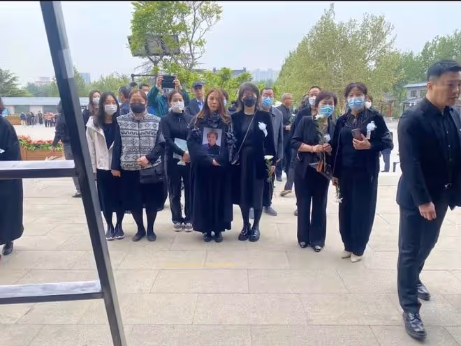 朱迅86歲母親去世,朱迅手捧遺像為母親送別,蓬頭垢面流淚太憔悴