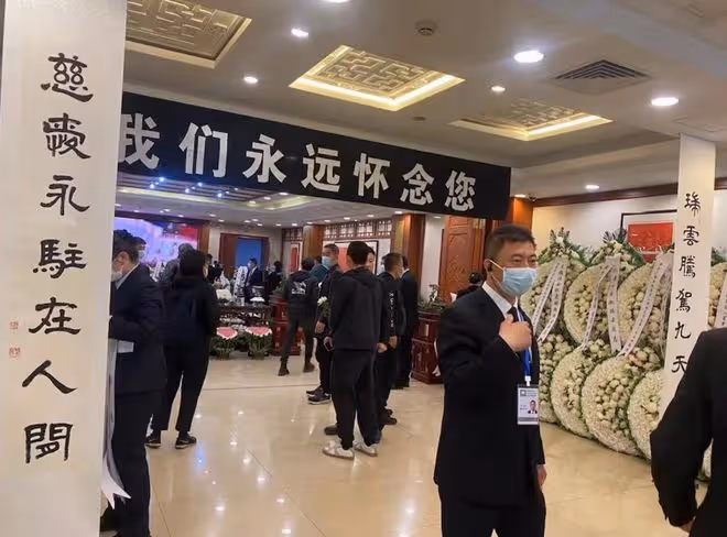 朱迅86歲母親去世,朱迅手捧遺像為母親送別,蓬頭垢面流淚太憔悴