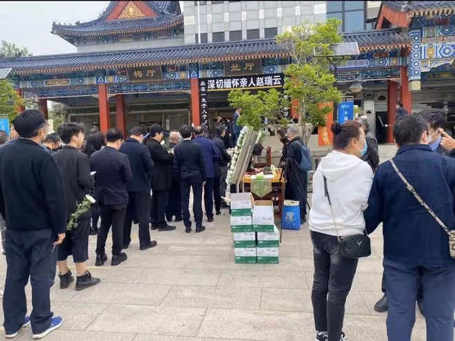 朱迅86歲母親去世,朱迅手捧遺像為母親送別,蓬頭垢面流淚太憔悴