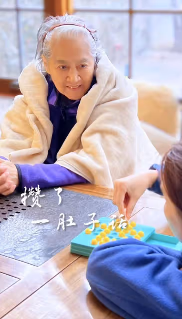 朱迅86歲母親去世,朱迅手捧遺像為母親送別,蓬頭垢面流淚太憔悴
