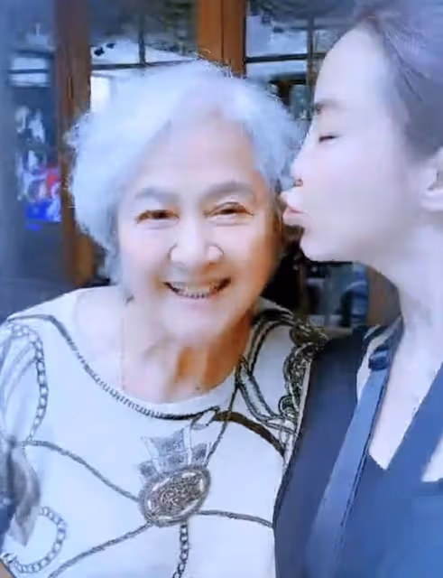 朱迅86歲母親去世,朱迅手捧遺像為母親送別,蓬頭垢面流淚太憔悴