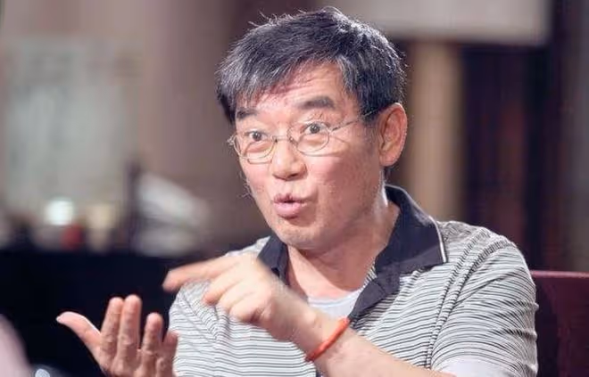 70歲李立群到台灣妹妹家蹭飯,愛國妹妹將其攆走,痛罵他是兩面人