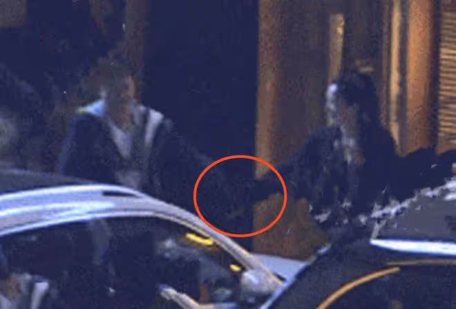 新戀情?董璇和男友人聚餐結束牽手走出,神情嬌羞擁抱不舍告別