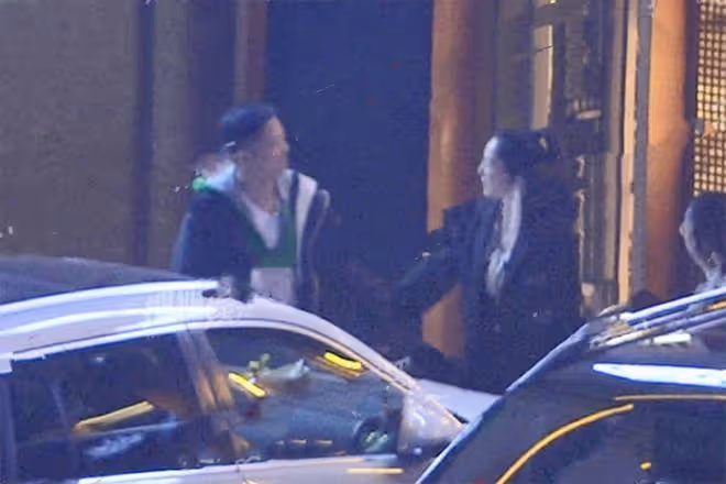 新戀情?董璇和男友人聚餐結束牽手走出,神情嬌羞擁抱不舍告別