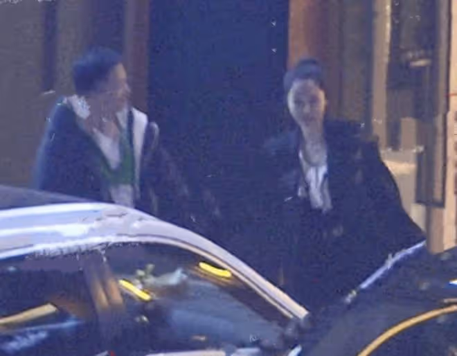 新戀情?董璇和男友人聚餐結束牽手走出,神情嬌羞擁抱不舍告別